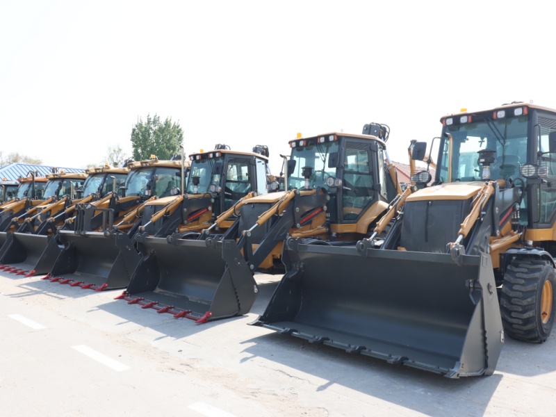 Погрузчик для бакчо — одна машина, двойная функция.